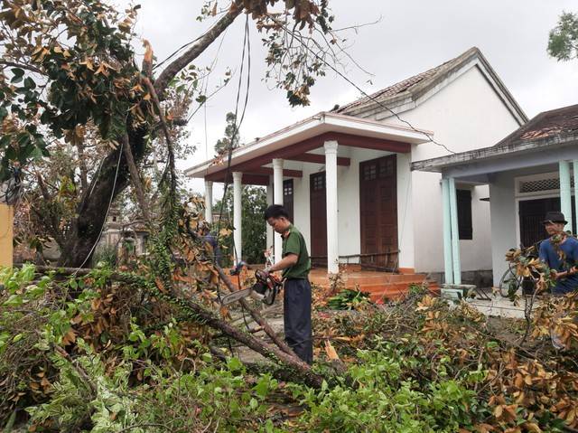 Miền Trung ngổn ngang sau 6 tiếng siêu bão Noru hoành hành: Lũ cuốn trôi cầu sắt, giao thông chia cắt, hàng nghìn người bị cô lập