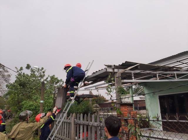 Miền Trung ngổn ngang sau 6 tiếng siêu bão Noru hoành hành: Lũ cuốn trôi cầu sắt, giao thông chia cắt, hàng nghìn người bị cô lập