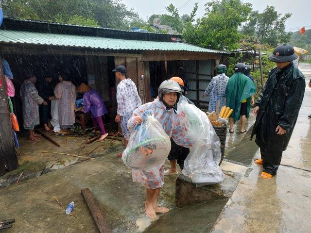 Miền Trung ngổn ngang sau 6 tiếng siêu bão Noru hoành hành: Lũ cuốn trôi cầu sắt, giao thông chia cắt, hàng nghìn người bị cô lập