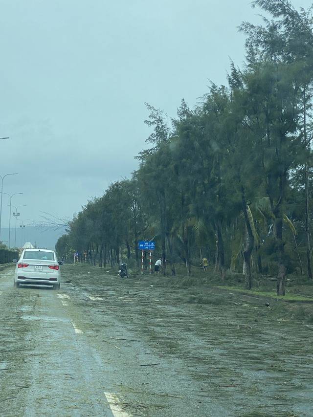 Miền Trung ngổn ngang sau 6 tiếng siêu bão Noru hoành hành: Lũ cuốn trôi cầu sắt, giao thông chia cắt, hàng nghìn người bị cô lập