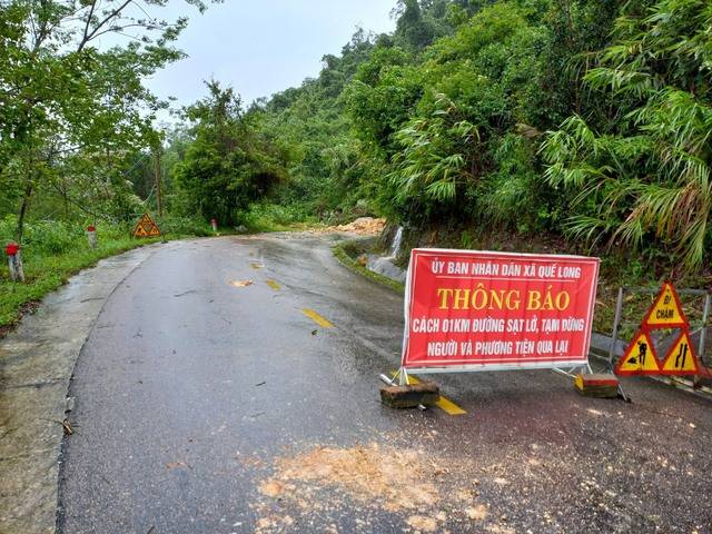 Miền Trung ngổn ngang sau 6 tiếng siêu bão Noru hoành hành: Lũ cuốn trôi cầu sắt, giao thông chia cắt, hàng nghìn người bị cô lập