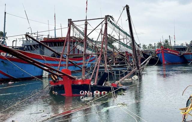 Miền Trung ngổn ngang sau 6 tiếng siêu bão Noru hoành hành: Lũ cuốn trôi cầu sắt, giao thông chia cắt, hàng nghìn người bị cô lập