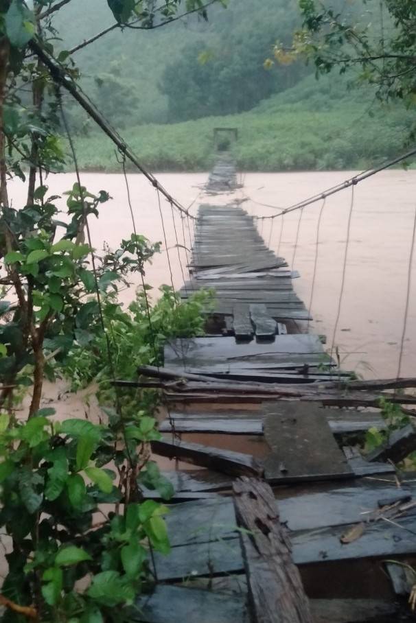 Miền Trung ngổn ngang sau 6 tiếng siêu bão Noru hoành hành: Lũ cuốn trôi cầu sắt, giao thông chia cắt, hàng nghìn người bị cô lập