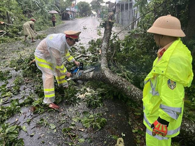 Miền Trung ngổn ngang sau 6 tiếng siêu bão Noru hoành hành: Lũ cuốn trôi cầu sắt, giao thông chia cắt, hàng nghìn người bị cô lập