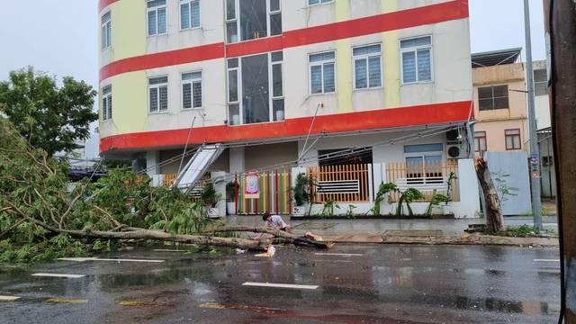 Miền Trung ngổn ngang sau 6 tiếng siêu bão Noru hoành hành: Lũ cuốn trôi cầu sắt, giao thông chia cắt, hàng nghìn người bị cô lập