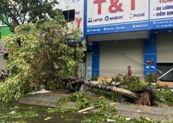 Miền Trung ngổn ngang sau 6 tiếng siêu bão Noru hoành hành: Lũ cuốn trôi cầu sắt, giao thông chia cắt, hàng nghìn người bị cô lập