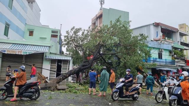 Miền Trung ngổn ngang sau 6 tiếng siêu bão Noru hoành hành: Lũ cuốn trôi cầu sắt, giao thông chia cắt, hàng nghìn người bị cô lập