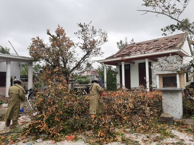 Miền Trung ngổn ngang sau 6 tiếng siêu bão Noru hoành hành: Lũ cuốn trôi cầu sắt, giao thông chia cắt, hàng nghìn người bị cô lập