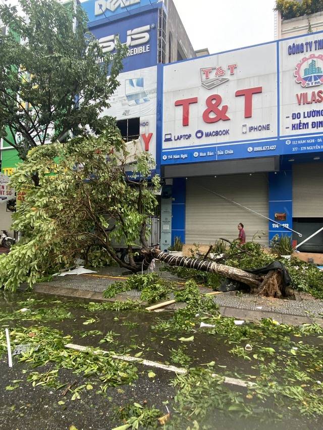 Miền Trung ngổn ngang sau 6 tiếng siêu bão Noru hoành hành: Lũ cuốn trôi cầu sắt, giao thông chia cắt, hàng nghìn người bị cô lập