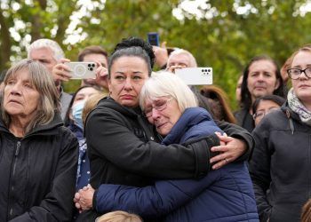 Người dân Anh rơi nước mắt trong lễ tang Nữ hoàng Elizabeth II