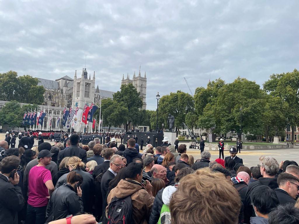 Người dân Anh rơi nước mắt trong lễ tang Nữ hoàng Elizabeth II