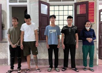 Người đàn ông bị nhóm thanh niên chém trọng thương khi đi dạo với bạn gái trên phố