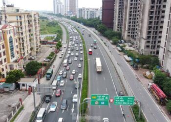 Người dân trở lại Hà Nội sau nghỉ lễ 2/9, cao tốc ùn dài hàng cây số