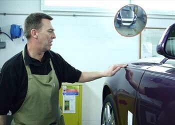 nguoi duy nhat ve tay tung duong ke rolls royce mat 5 nam kho luyen de nhan mu Đẳng cấp người duy nhất vẽ tay từng đường vân trên tất cả các xe Rolls-Royce Người duy nhất vẽ tay từng đường kẻ Rolls-Royce, mất 5 năm khổ luyện để nhận mức lương 6 con số