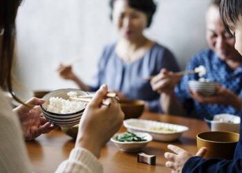 Người Nhật không bao giờ làm 1 việc trong bữa ăn để sống thọ, ngừa bệnh tiểu đường