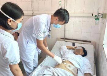 Người phụ nữ bị trâu húc thủng âm đạo