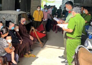 Nhiều người ở Tịnh thất Bồng Lai chống đối, còn luật sư biện hộ đập cửa, ghi hình, có lời nói xúc phạm khi công an lấy mẫu xét nghiệm ADN