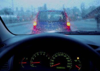 Nhòe gương khi lái xe ôtô trời mưa xử lý như thế nào?