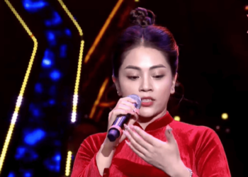 Nữ ca sĩ liên tục hát chênh phô, quên lời trên sóng truyền hình trực tiếp