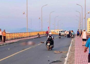 Ô tô đâm liên hoàn trên cầu Nhật Lệ, 3 người thương nặng