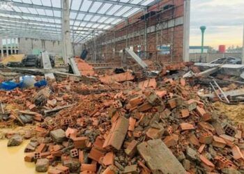 Sập tường nhà máy khu công nghiệp Nhơn Hòa: 3 người chết, 6 người bị thương