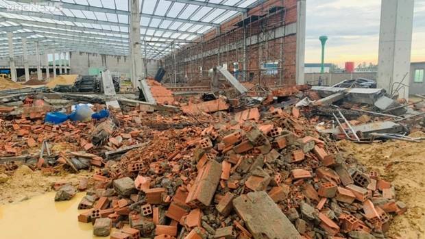 Sập tường nhà máy khu công nghiệp Nhơn Hòa: 3 người chết, 6 người bị thương