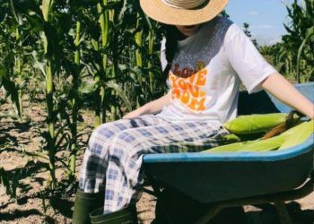 Sau khi 'mượn xe máy' của anh chủ ruộng ngô rồi mất tích, Anna Bắc Giang lại tiếp tục xuất hiện ở miền quê khác an nhiên làm cà phê