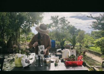 Sau khi 'mượn xe máy' của anh chủ ruộng ngô rồi mất tích, Anna Bắc Giang lại tiếp tục xuất hiện ở miền quê khác an nhiên làm cà phê