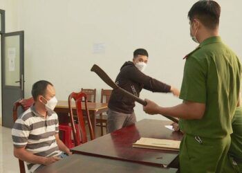 Sau va chạm giao thông, 2 cha con vác dao chém người tới tấp