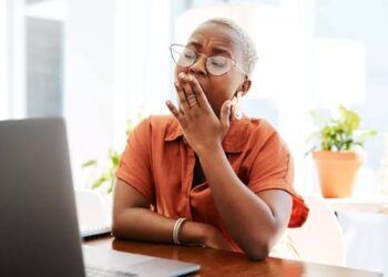 Tại sao chúng ta thường cảm thấy buồn ngủ ngay sau khi ăn?