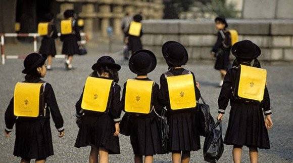 Tại sao người Nhật thường để trẻ em tự đi bộ đến trường thay vì đưa đón?