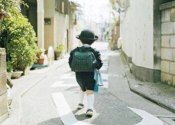 Tại sao người Nhật thường để trẻ em tự đi bộ đến trường thay vì đưa đón?