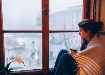 Tại sao ta thường thấy buồn khi chuyển mùa?