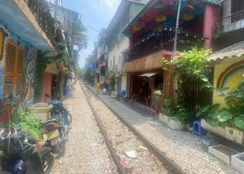 Tạm đóng cửa các quán cà phê đường tàu, thu hồi giấy phép nếu vi phạm