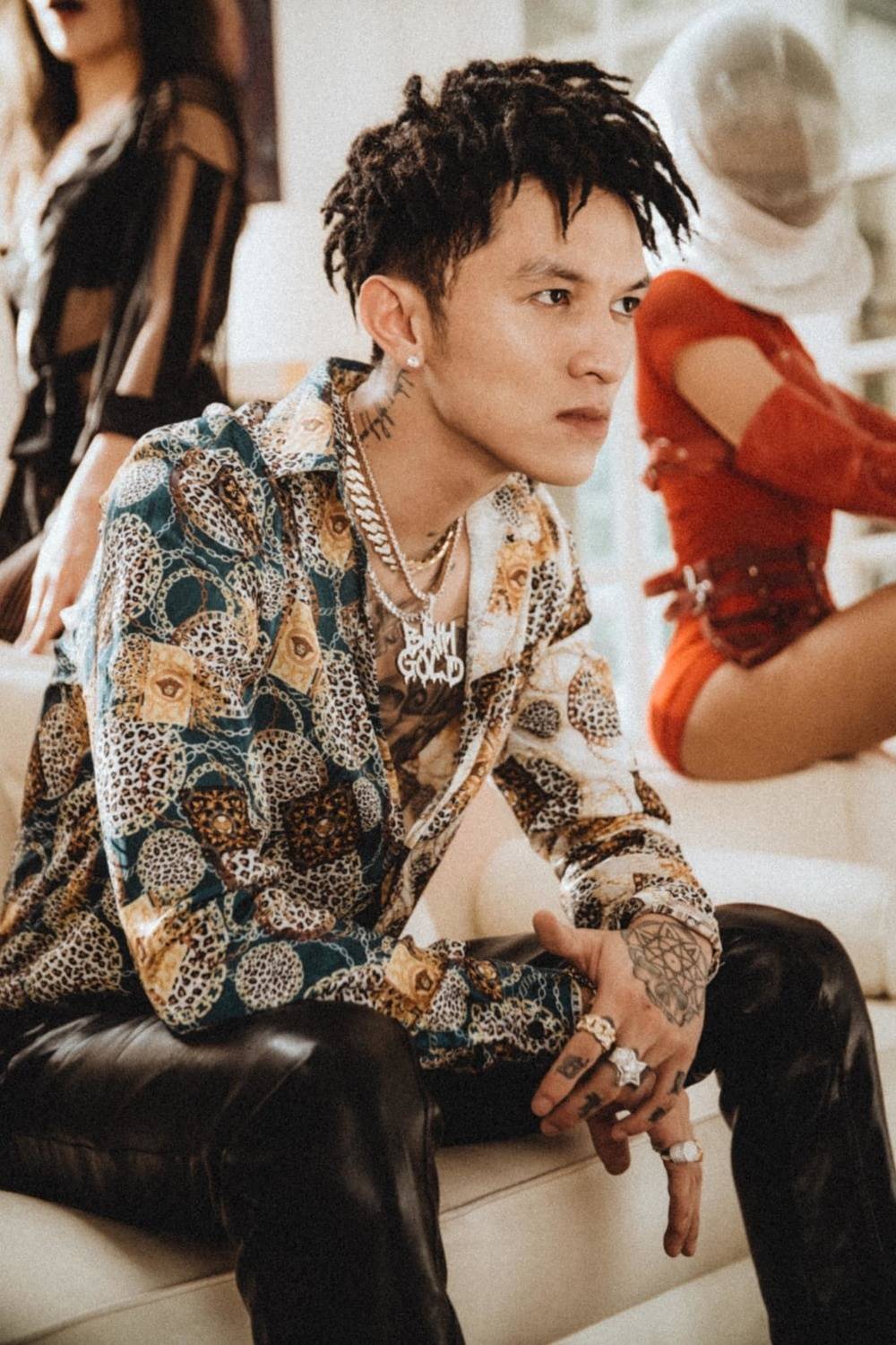Tất cả MV bị chỉ trích dung tục của rapper Bình Gold biến mất sau 3 lần bị VTV gọi là 'nhạc rác'