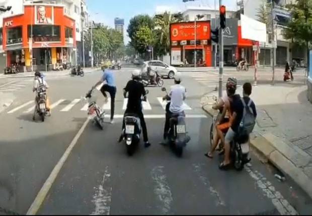 Thanh niên chạy như bay cứu cô gái bị ô tô cuốn vào gầm