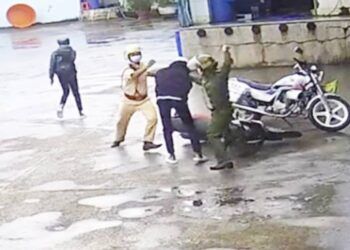 Thiếu niên bị cảnh sát đuổi theo đánh đập nói gì?