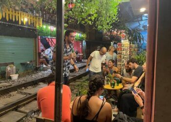thot tim nhin lai canh khach nhon nhao bo chay o pho ca phe duong tau Thót tim cảnh du khách bỏ chạy tán loạn ở phố cà phê đường tàu Thót tim nhìn lại cảnh khách nhốn nháo bỏ chạy ở phố cà phê đường tàu