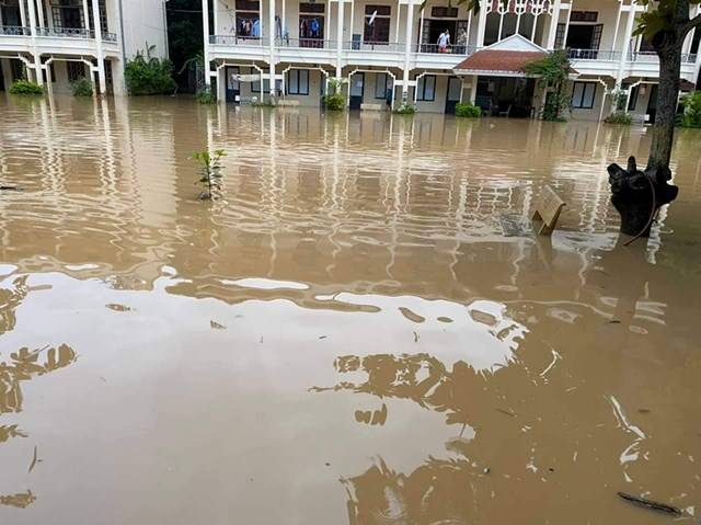 Trường học ‘biến’ thành sông do mưa lớn ở Sơn La