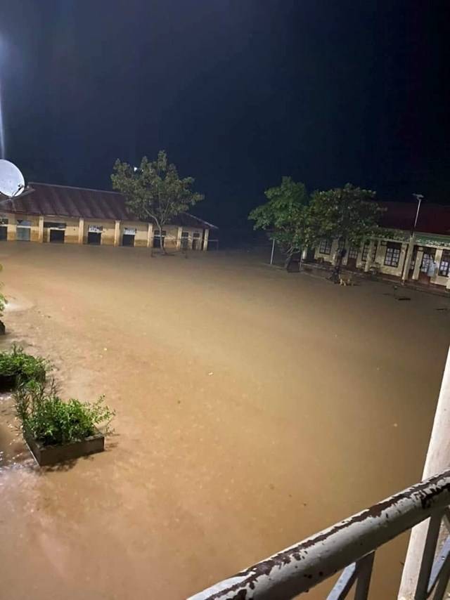 Trường học ‘biến’ thành sông do mưa lớn ở Sơn La