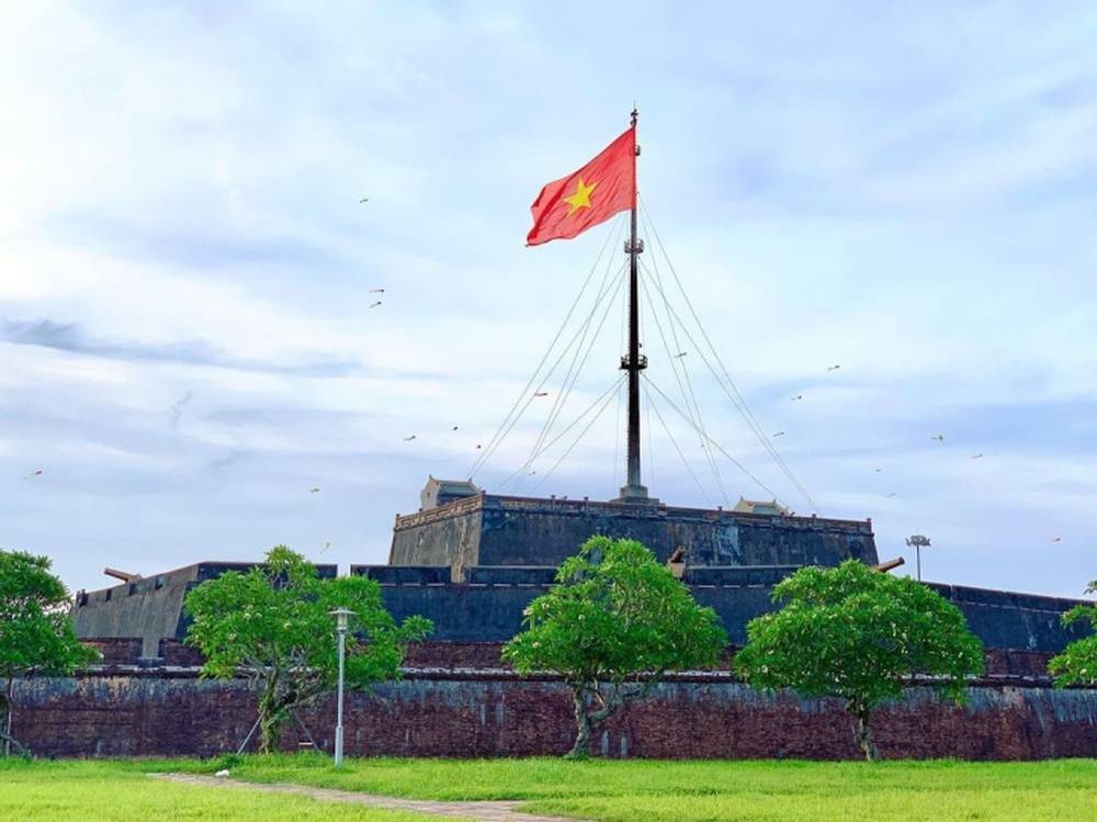 Tự hào chiêm ngưỡng 5 cột cờ kiêu hãnh tung bay dọc mảnh đất Việt Nam
