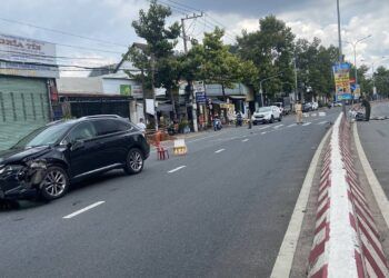 Va chạm xe máy với ôtô Lexus, một thanh niên bị đứt lìa chân nguy kịch