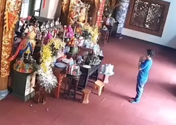 Vào chùa giả vờ lễ Phật rồi ăn trộm, thanh niên bị sư thầy bắt tại trận