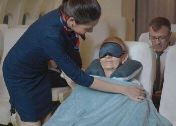 Vì sao nhiệt độ trên máy bay lúc nào cũng lạnh cóng, hành khách "rét run" nhưng phi hành đoàn lại thích thế?