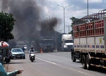 Xe ben bốc cháy dữ dội trên QL51, ùn tắc kéo dài nhiều giờ