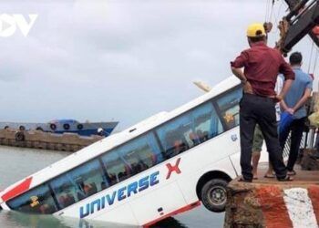 Xe khách 46 chỗ rơi xuống biển Phú Quốc