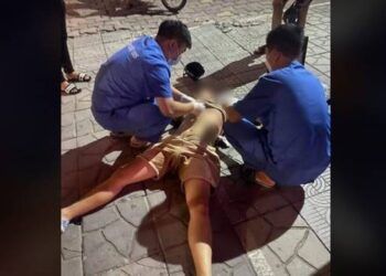 Xe taxi ép nam thanh niên vào lề, một đối tượng đâm nạn nhân trọng thương