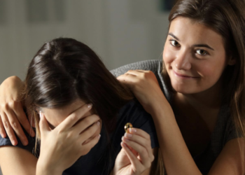 2 kiểu người nên tránh xa từ MXH đến ngoài đời