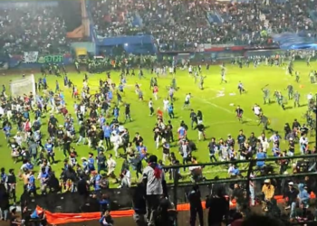 Clip: Bạo loạn tại SVĐ bóng đá Indonesia khiến 127 người tử vong