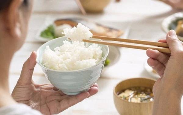 8 thói quen khi ăn cơm 'độc hại' của người Việt, hãy thay đổi ngay trước khi dạ dày, thực quản 'rước' đủ thứ bệnh